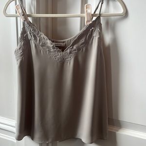 Aritzia (Babaton) gray sleeveless blouse with floral detail size xs